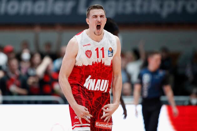 31 10 2021, Basketball, BBL, Hauptrunde 2021 2022, s Oliver Wuerzburg Jobstairs Giessen 46ers, GER, Wuerzburg, s Oliver Arena Bild v li Jubel bei Tomasz Gielo s Oliver Wuerzburg after his three-pointer. Copyright: HMBxMedia xHeikoxBecker