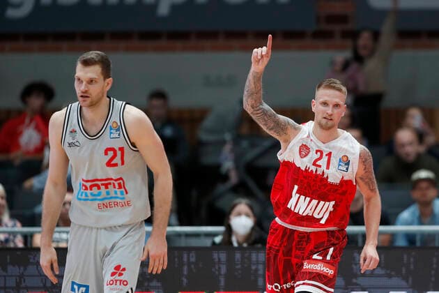31 10 2021, Basketball, BBL, Hauptrunde 2021 2022, s Oliver Wuerzburg Jobstairs Giessen 46ers, GER, Wuerzburg, s Oliver Arena Picture from left disappointment for Florian Koch JobStairs GIESSEN 46ers and jubilation for Aigars Skele s Oliver Wuerzburg Copyright: HMBxMedia xHeikoxBecker