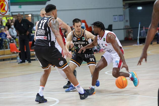 Duel between Quentin Goodin Giants TSV Bayer 04 Leverkusen, 03 and Erik Nyberg Itzehoe Eagles, 44 and Yasin Kolo Itzehoe Eagles, 17 Giants TSV Bayer 04 Leverkusen vs Itzehoe Eagles, Basketball,2 Liga,7 Spieltag, Spielzeit 2021 2022, 31 10 2021, Giants TSV Bayer 04 Leverkusen vs Itzehoe Eagles, Basketball,2 Liga, 7 Spieltag, Spielzeit 2021 2022, 31 10 2021 Leverkusen. Copyright: xEibner-Pressefoto SaraxRoustax EP_SRA