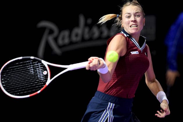 Finals day at WTA, Tennis Damen 250 Transylvania Open Tour with restrictions due to Covid 19. WTA competition taking place in BT Arena, Cluj-Napoca, Romania 31 October 2021 Anett Kontaveit in action receiving the ball during her match in Transylvania Open Semifinals against Simona Halep in BT Arena Cluj-Napoca 31 October 2021 Cluj-Napoca Cluj Romania Copyright: xAncaxTepeix