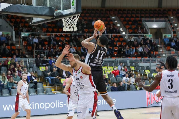 Yasin Kolo Itzehoe Eagles, 17 and Luis Figge Giants TSV Bayer 04 Leverkusen, 14 and Quentin Goodin Giants TSV Bayer 04 Leverkusen, 03 Giants TSV Bayer 04 Leverkusen vs Itzehoe Eagles, Basketball,2 Liga,7 Spieltag, Spielzeit 2021 2022, 31 10 2021, Giants TSV Bayer 04 Leverkusen vs Itzehoe Eagles, Basketball,2 Liga, 7 Spieltag, Spielzeit 2021 2022, 31 10 2021 Leverkusen. Copyright: xEibner-Pressefoto SaraxRoustax EP_SRA
