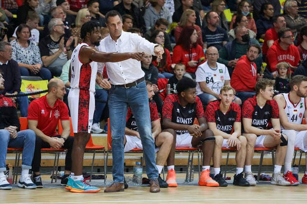 Hansi Gnad Giants TSV Bayer 04 Leverkusen, head coach and Quentin Goodin Giants TSV Bayer 04 Leverkusen, 03 Giants TSV Bayer 04 Leverkusen vs Itzehoe Eagles, basketball,2 league,7 matchday, season 2021 2022, 31 10 2021, Giants TSV Bayer 04 Leverkusen vs Itzehoe Eagles, basketball,2 league, 7 matchday, season 2021 2022, 31 10 2021 Leverkusen Copyright: xEibner-Pressefoto SaraxRoustax EP_SRA