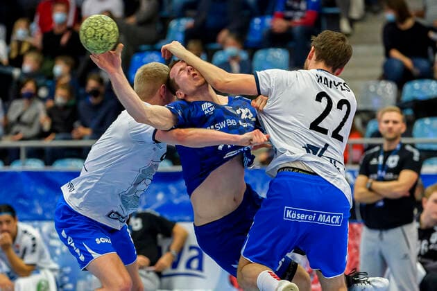 Sport Themen der Woche KW43 Sport Bilder des Tages Bietigheim, Deutschland 31. Oktober 2021: 2. BL - 21 22 - SG BBM Bietigheim vs. TV Hüttenberg v. li. im Zweikampf Jonas Link (SG BBM Bietigheim) und Dominik Mappes (Huettenberg) Bietigheim-Bissingen Egetrans Arena Baden-Württemberg Deutschland *** Bietigheim, Germany 31 October 2021 2 BL 21 22 SG BBM Bietigheim vs TV Hüttenberg v li in duel Jonas Link SG BBM Bietigheim and Dominik Mappes Huettenberg Bietigheim Bissingen Egetrans Arena Baden Württemberg Germany