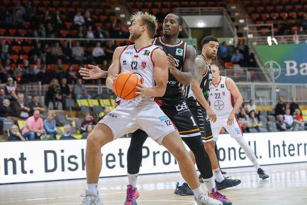 Melvin Jostmann Giants TSV Bayer 04 Leverkusen, 12 and Chris Hooper Itzehoe Eagles, 01 Giants TSV Bayer 04 Leverkusen vs Itzehoe Eagles, Basketball,2 Liga,7 Spieltag, Spielzeit 2021 2022, 31 10 2021, Giants TSV Bayer 04 Leverkusen vs Itzehoe Eagles, Basketball,2 Liga, 7 Spieltag, Spielzeit 2021 2022, 31 10 2021 Leverkusen Copyright: xEibner-Pressefoto SaraxRoustax EP_SRA