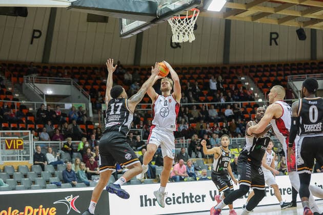 Basket by Melvin Jostmann Giants TSV Bayer 04 Leverkusen, 12 in fight with Yasin Kolo Itzehoe Eagles, 17 and Juvaris Hayes Itzehoe Eagles, 0 and Chris Hooper Itzehoe Eagles, 01 and Leon Fertig Itzehoe Eagles, 63 Giants TSV Bayer 04 Leverkusen vs Itzehoe Eagles, Basketball,2 Liga,7 Spieltag, Spielzeit 2021 2022, 31 10 2021, Giants TSV Bayer 04 Leverkusen vs Itzehoe Eagles, Basketball,2 Liga,7 Spieltag, Spielzeit 2021 2022, 31 10 2021 Leverkusen Copyright: xEibner-Pressefoto SaraxRoustax EP_SRA