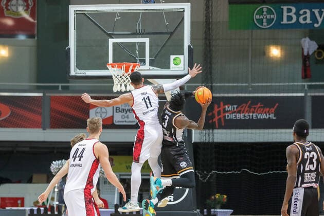 Vance Johnson Itzehoe Eagles, 03 and Marko Bacak Giants TSV Bayer 04 Leverkusen, 44 and Tyreek Jewell Itzehoe Eagles, 23 and Ferenc Gille Giants TSV Bayer 04 Leverkusen, 11 Giants TSV Bayer 04 Leverkusen vs Itzehoe Eagles, Basketball,2 Liga,7 Spieltag, Spielzeit 2021 2022, 31 10 2021, Giants TSV Bayer 04 Leverkusen vs Itzehoe Eagles, Basketball,2 Liga, 7 Spieltag, Spielzeit 2021 2022, 31 10 2021 Leverkusen. Copyright: xEibner-Pressefoto SaraxRoustax EP_SRA