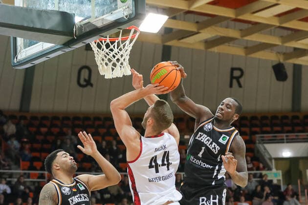 Chris Hooper Itzehoe Eagles, 01 and Yasin Kolo Itzehoe Eagles, 17 and Marko Bacak Giants TSV Bayer 04 Leverkusen, 44 Giants TSV Bayer 04 Leverkusen vs Itzehoe Eagles, Basketball,2 Liga,7 Spieltag, Spielzeit 2021 2022, 31 10 2021, Giants TSV Bayer 04 Leverkusen vs Itzehoe Eagles, Basketball,2 Liga, 7 Spieltag, Spielzeit 2021 2022, 31 10 2021 Leverkusen Copyright: xEibner-Pressefoto SaraxRoustax EP_SRA