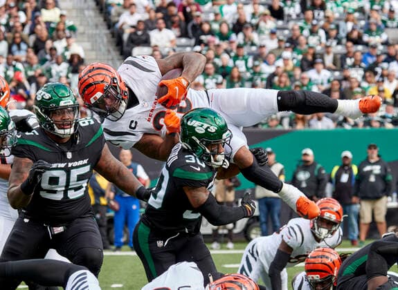 Sport Themen der Woche KW43 Sport Bilder des Tages October 31, 2021, East Rutherford, New Jersey, USA: Cincinnati Bengals running back Joe Mixon (28) is tackled in mid-air by New York Jets cornerback Michael Carter II (30) in the first half at MetLife Stadium in East Rutherford, New Jersey. CSM East Rutherford USA - ZUMAcw2_ 20211031_zaf_cw2_011 Copyright: xDuncanxWilliamsx