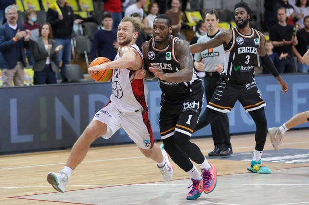 Melvin Jostmann Giants TSV Bayer 04 Leverkusen, 12 and Vance Johnson Itzehoe Eagles, 03 and Chris Hooper Itzehoe Eagles, 01 Giants TSV Bayer 04 Leverkusen vs Itzehoe Eagles, basketball,2 league,7 matchday, season 2021 2022, 31 10 2021, Giants TSV Bayer 04 Leverkusen vs Itzehoe Eagles, basketball,2 league,7 matchday, season 2021 2022, 31 10 2021 Leverkusen Copyright: xEibner-Pressefoto SaraxRoustax EP_SRA