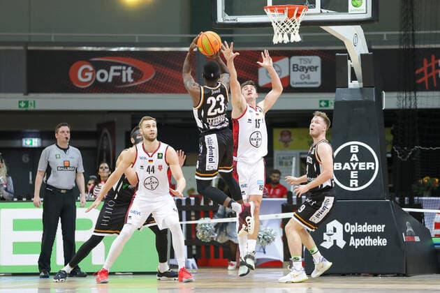 Marko Bacak Giants TSV Bayer 04 Leverkusen, 44 and Luca Kahl Giants TSV Bayer 04 Leverkusen, 15 and Lucien Schmikale Itzehoe Eagles, 09 and Tyreek Jewell Itzehoe Eagles, 23 Giants TSV Bayer 04 Leverkusen vs Itzehoe Eagles, Basketball,2 Liga,7 Spieltag, Spielzeit 2021 2022, 31 10 2021, Giants TSV Bayer 04 Leverkusen vs Itzehoe Eagles, Basketball,2 Liga, 7 Spieltag, Spielzeit 2021 2022, 31 10 2021 Leverkusen. Copyright: xEibner-Pressefoto SaraxRoustax EP_SRA