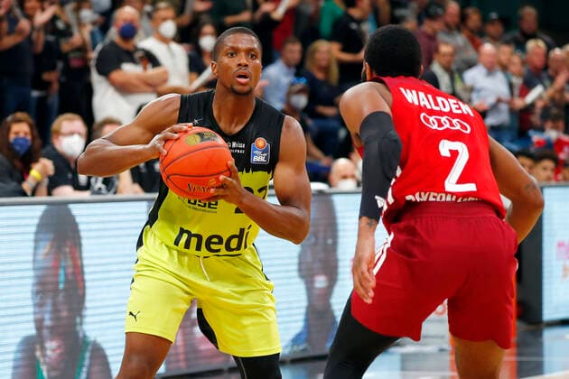 6 Matchday of the easyCredit BBL Basketball Bundesliga at Oberfrankenhalle in Bayreuth Season 2021 2022 Medi Bayreuth vs FC Bayern München Cameron Wells Medi Bayreuth 22 left Corey Walden FC Bayern München 2 right