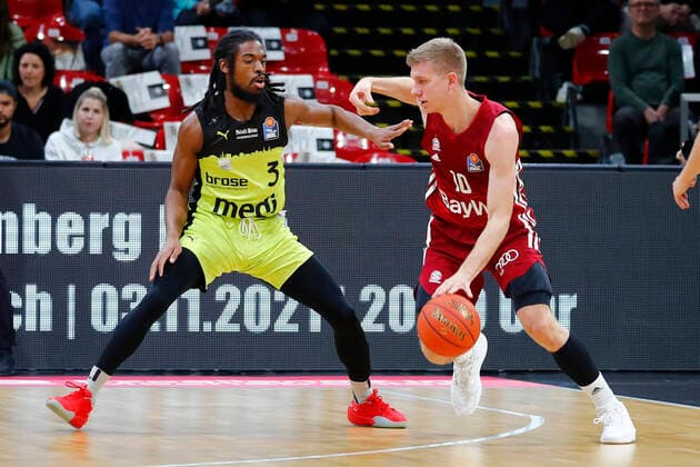 6 Matchday of the easyCredit BBL Basketball Bundesliga at Oberfrankenhalle in Bayreuth Season 2021 2022 Medi Bayreuth vs FC Bayern München Marcus Thornton Medi Bayreuth 3 left Ognjen Jaramaz FC Bayern München 10 right