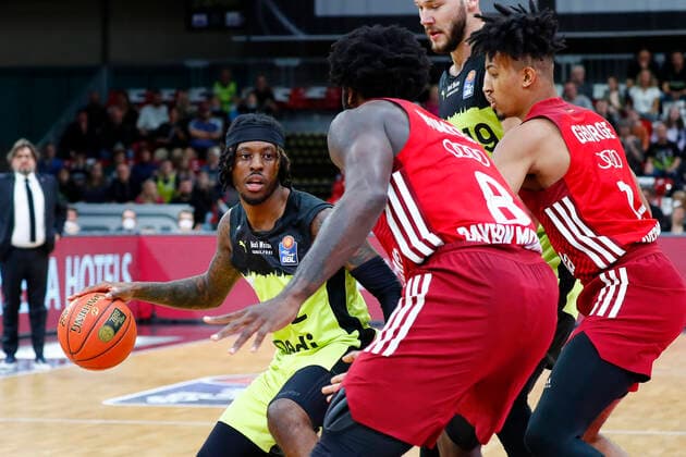 6 Matchday of the easyCredit BBL Basketball Bundesliga at Oberfrankenhalle in Bayreuth Season 2021 2022 Medi Bayreuth vs FC Bayern München Sacar Anim Medi Bayreuth 2 left Othello Hunter FC Bayern München 8 middle Jason George FC Bayern München 12 right
