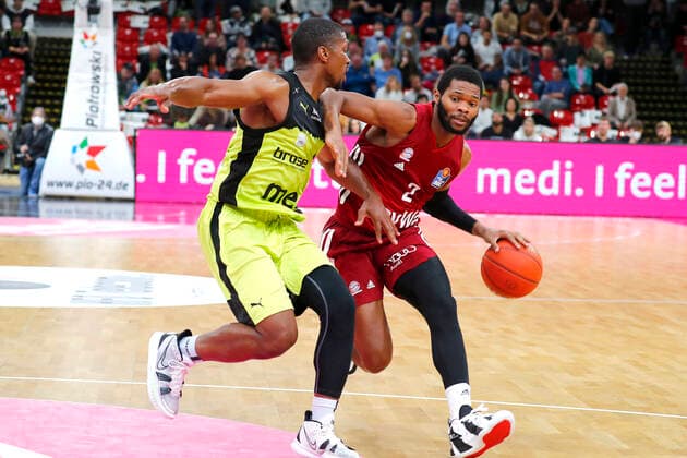 6 Matchday of the easyCredit BBL Basketball Bundesliga at Oberfrankenhalle in Bayreuth Season 2021 2022 Medi Bayreuth vs FC Bayern München Cameron Wells Medi Bayreuth 22 left Corey Walden FC Bayern München 2 right