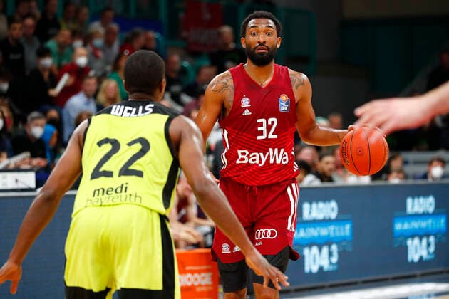 6 Matchday of the easyCredit BBL Basketball Bundesliga at Oberfrankenhalle in Bayreuth Season 2021 2022 Medi Bayreuth vs FC Bayern München Cameron Wells Medi Bayreuth 22 left Darrun Hilliard FC Bayern München 32 right