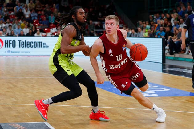 6 Matchday of the easyCredit BBL Basketball Bundesliga at Oberfrankenhalle in Bayreuth Season 2021 2022 Medi Bayreuth vs FC Bayern München Marcus Thornton Medi Bayreuth 3 left Ognjen Jaramaz FC Bayern München 10 right
