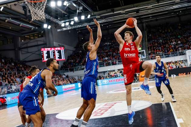right Patrick Heckmann Brose Bamberg, 33 left Johannes Thiemann Alba Berlin, 32 center Oscar da Silva Alba Berlin, 01 Brose Bamberg Alba Berlin easyCredit BBL Basketball Bundesliga Saison 2021 22 Spieltag 6, 31 10 2021 Bamberg, Brose Arena Copyright: DanielxLöb