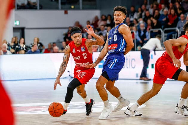 left Justin Robinson Brose Bamberg, 12 right Maodo Lo Alba Berlin, 00 Brose Bamberg Alba Berlin easyCredit BBL Basketball Bundesliga Saison 2021 22 Spieltag 6, 31 10 2021 Bamberg, Brose Arena Copyright: DanielxLöb