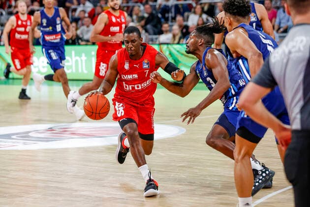 left Shannon Scott Brose Bamberg, 07 right Jaleen Smith Alba Berlin, 03 Brose Bamberg Alba Berlin easyCredit BBL Basketball Bundesliga Saison 2021 22 Spieltag 6, 31 10 2021 Bamberg, Brose Arena Copyright: DanielxLöb