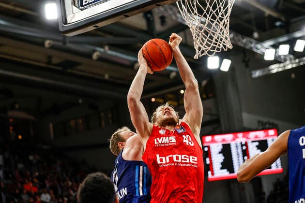 right Christian Sengfelder Brose Bamberg, 43 left Luke Sigma Alba Berlin, 43 Brose Bamberg Alba Berlin easyCredit BBL Basketball Bundesliga Saison 2021 22 Spieltag 6, 31 10 2021 Bamberg, Brose Arena Copyright: DanielxLöb