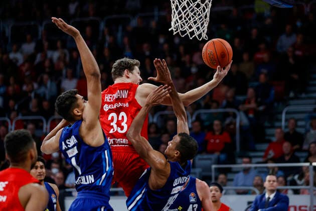 Center Patrick Heckmann Brose Bamberg, 33 left Oscar da Silva Alba Berlin, 01 right Louis Olinde Alba Berlin, 19 Brose Bamberg Alba Berlin easyCredit BBL Basketball Bundesliga Saison 2021 22 Spieltag 6, 31 10 2021 Bamberg, Brose Arena Copyright: DanielxLöb