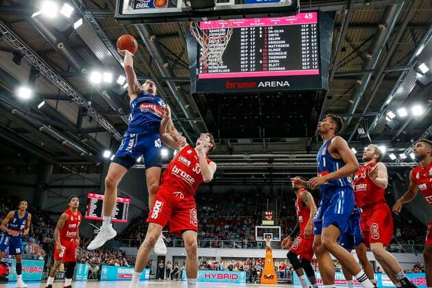 left Luke Sigma Alba Berlin, 43 right Patrick Heckmann Brose Bamberg, 33 Brose Bamberg Alba Berlin easyCredit BBL Basketball Bundesliga Saison 2021 22 Spieltag 6, 31 10 2021 Bamberg, Brose Arena Copyright: DanielxLöb