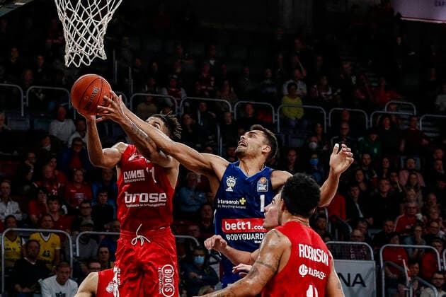 Center Oscar da Silva Alba Berlin, 01 left Marvin Omuvwie Brose Bamberg, 11 right Justin Robinson Brose Bamberg, 12 Brose Bamberg Alba Berlin easyCredit BBL Basketball Bundesliga Saison 2021 22 Spieltag 6, 31 10 2021 Bamberg, Brose Arena Copyright: DanielxLöb