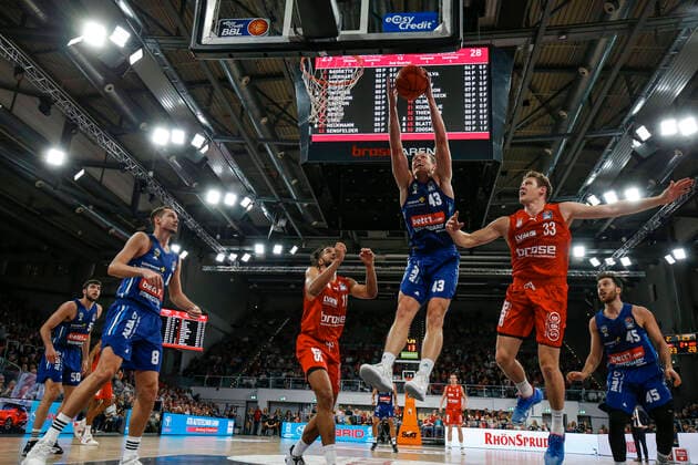 Center Luke Sigma Alba Berlin, 43 Right Patrick Heckmann Brose Bamberg, 33 Left Marcus Eriksson Alba Berlin, 08 2 f l Marvin Omuvwie Brose Bamberg, 11 Brose Bamberg Alba Berlin easyCredit BBL Basketball Bundesliga Season 2021 22 Matchday 6, 31 10 2021 Bamberg, Brose Arena Photo Daniel Löb Loeb Copyright: DanielxLöb