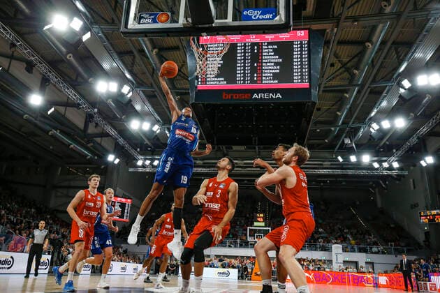 Center Louis Olinde Alba Berlin, 19 Left Patrick Heckmann Brose Bamberg, 33 Right Dominic Lockhart Brose Bamberg, 03 Brose Bamberg Alba Berlin easyCredit BBL Basketball Bundesliga Saison 2021 22 Spieltag 6, 31 10 2021 Bamberg, Brose Arena Copyright: DanielxLöb