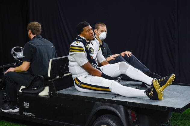 Sport Themen der Woche KW44 NEW ORLEANS, LA - OCTOBER 31: New Orleans Saints quarterback Jameis Winston (2) departs the field on a cart after injuring his knee during first half action during the football game between the Tampa Bay Buccaneers and New Orleans Saints at Caesar s Superdome on October 31, 2021 in New Orleans, LA. (Photo by Ken Murray Icon Sportswire) NFL, American Football Herren, USA OCT 31 Buccaneers at Saints Icon211031019