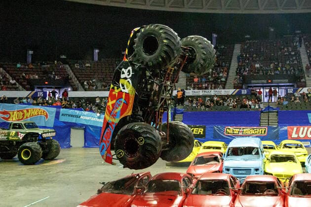 Bilder des Jahres 2021, Sport 11 November Sport Themen der Woche KW44 Sport Bilder des Tages NORFOLK, VA - OCTOBER 31: Monster Truck Demo Derby driven by Josh Holman doing stunts during Hot Wheels Monster Trucks Live on October 31, 2021, at Scope Arena in Norfolk, VA (Photo by Annette Holloway Icon Sportswire) OTHER: OCT 31 Hot Wheels Monster Truck Live Icon211031001