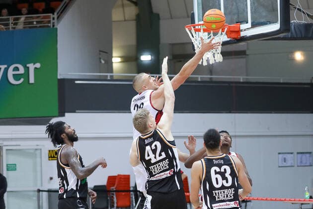 Dennis Heinzmann Giants TSV Bayer 04 Leverkusen, 22 and Joel Lungelu Giants TSV Bayer 04 Leverkusen, 55 and Tobias Möller Itzehoe Eagles, 42 and Leon Fertig Itzehoe Eagles, 63 and Vance Johnson Itzehoe Eagles, 03 Giants TSV Bayer 04 Leverkusen vs Itzehoe Eagles, Basketball,2 Liga,7 Spieltag, Spielzeit 2021 2022, 31 10 2021, Giants TSV Bayer 04 Leverkusen vs Itzehoe Eagles, Basketball,2 Liga,7 Spieltag, Spielzeit 2021 2022, 31 10 2021 Leverkusen Copyright: xEibner-Pressefoto SaraxRoustax EP_SRA