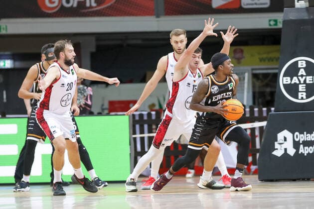 Tyreek Jewell Itzehoe Eagles, 23 and Andrija Matic Itzehoe Eagles, 35 and Luca Kahl Giants TSV Bayer 04 Leverkusen, 15 and Marko Bacak Giants TSV Bayer 04 Leverkusen, 44 and J J Mann Giants TSV Bayer 04 Leverkusen, 20 Giants TSV Bayer 04 Leverkusen vs Itzehoe Eagles, Basketball,2 Liga,7 Spieltag, Spielzeit 2021 2022, 31 10 2021, Giants TSV Bayer 04 Leverkusen vs Itzehoe Eagles, Basketball,2 Liga,7 Spieltag, Spielzeit 2021 2022, 31 10 2021 Leverkusen Copyright: xEibner-Pressefoto SaraxRoustax EP_SRA