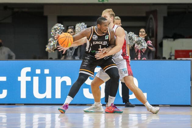 Chris Hooper Itzehoe Eagles, 01 and Melvin Jostmann Giants TSV Bayer 04 Leverkusen, 12 Giants TSV Bayer 04 Leverkusen vs Itzehoe Eagles, Basketball,2 Liga,7 Spieltag, Spielzeit 2021 2022, 31 10 2021, Giants TSV Bayer 04 Leverkusen vs Itzehoe Eagles, Basketball,2 Liga, 7 Spieltag, Spielzeit 2021 2022, 31 10 2021 Leverkusen Copyright: xEibner-Pressefoto SaraxRoustax EP_SRA