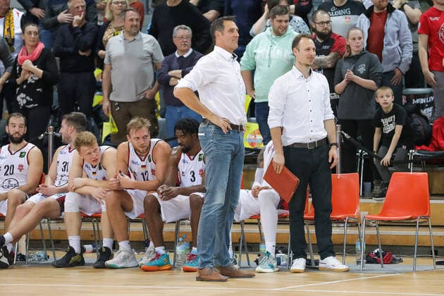 Hansi Gnad Giants TSV Bayer 04 Leverkusen, Head Coach and Philip Jacobs Giants TSV Bayer 04 Leverkusen, Co Coach Giants TSV Bayer 04 Leverkusen vs Itzehoe Eagles, Basketball,2 Liga,7 Spieltag, Spielzeit 2021 2022, 31 10 2021, Giants TSV Bayer 04 Leverkusen vs Itzehoe Eagles, Basketball,2 Liga, 7 Spieltag, Spielzeit 2021 2022, 31 10 2021 Leverkusen Copyright: xEibner-Pressefoto SaraxRoustax EP_SRA