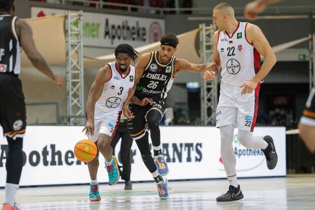 Quentin Goodin Giants TSV Bayer 04 Leverkusen, 03 and Dennis Heinzmann Giants TSV Bayer 04 Leverkusen, 22 and Alieu Ceesay Itzehoe Eagles, 26 Giants TSV Bayer 04 Leverkusen vs Itzehoe Eagles, Basketball,2 Liga,7 Spieltag, Spielzeit 2021 2022, 31 10 2021, Giants TSV Bayer 04 Leverkusen vs Itzehoe Eagles, Basketball,2 Liga, 7 Spieltag, Spielzeit 2021 2022, 31 10 2021 Leverkusen. Copyright: xEibner-Pressefoto SaraxRoustax EP_SRA
