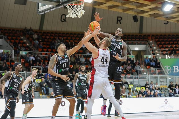 Marko Bacak Giants TSV Bayer 04 Leverkusen, 44 and Chris Hooper Itzehoe Eagles, 01 and Ole Friedrichs Itzehoe Eagles, 11 and Vance Johnson Itzehoe Eagles, 03 and Tyreek Jewell Itzehoe Eagles, 23 and Lucien Schmikale Itzehoe Eagles, 09 Giants TSV Bayer 04 Leverkusen vs Itzehoe Eagles, Basketball,2 Liga,7 Spieltag, Spielzeit 2021 2022, 31 10 2021, Giants TSV Bayer 04 Leverkusen vs Itzehoe Eagles, Basketball,2 Liga,7 Spieltag, Spielzeit 2021 2022, 31 10 2021 Leverkusen Copyright: xEibner-Pressefoto SaraxRoustax EP_SRA