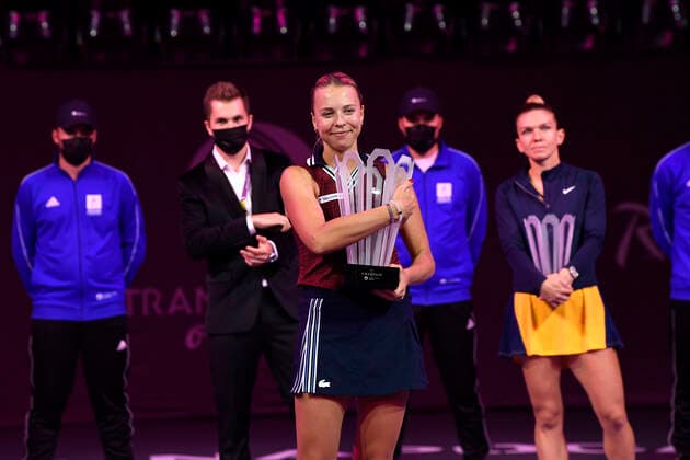Finals WTA, Tennis Damen 250 Tennis: Transylvania Open Anett Kontaveit giving a speech after winning Transylvania Open and secures qualification for 2021 Akron WTA Finals Guadalajara after winning against Simona Halep the finals of WTA 250 Tour Transylvania Open on 31 October 2021 Cluj-Napoca Romania  Copyright: xFlaviuxBuboix buboi-notitle211031_npSr3