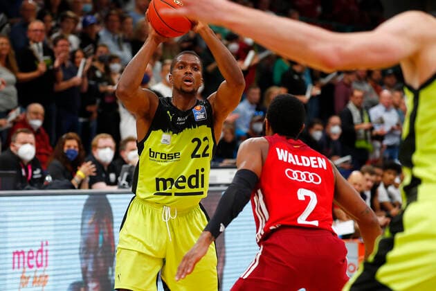 6 Matchday of the easyCredit BBL Basketball Bundesliga at Oberfrankenhalle in Bayreuth Season 2021 2022 Medi Bayreuth vs FC Bayern München Cameron Wells Medi Bayreuth 22 left Corey Walden FC Bayern München 2 right