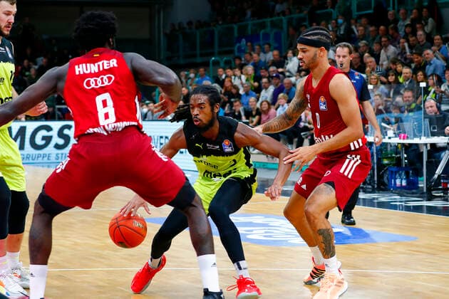 6 Matchday of the easyCredit BBL Basketball Bundesliga in the Oberfrankenhalle in Bayreuth Season 2021 2022 Medi Bayreuth vs FC Bayern München Marcus Thornton Medi Bayreuth 3 middle Othello Hunter FC Bayern München 8 left Nick Weiler Babb FC Bayern München 0 right