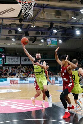 6 Matchday of the easyCredit BBL Basketball Bundesliga at Oberfrankenhalle in Bayreuth Season 2021 2022 Medi Bayreuth vs FC Bayern München Bastian Doreth Medi Bayreuth 10 left Jason George FC Bayern München 12 right