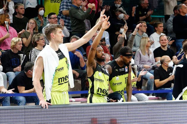 6 Matchday of the easyCredit BBL Basketball Bundesliga at Oberfrankenhalle in Bayreuth Season 2021 2022 Medi Bayreuth vs FC Bayern München Andreas Seiferth Medi Bayreuth 11 left Marcus Thornton Medi Bayreuth 3 middle Terry Allen Medi Bayreuth 15 right