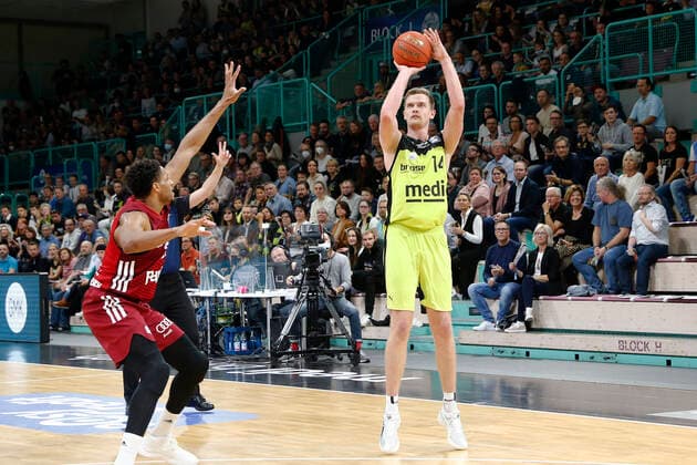 6 Matchday of the easyCredit BBL Basketball Bundesliga at Oberfrankenhalle in Bayreuth Season 2021 2022 Medi Bayreuth vs FC Bayern München Moritz Sanders Medi Bayreuth 14 right Augustine Rubit FC Bayern München 21 left