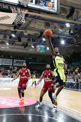 6 Matchday of the easyCredit BBL Basketball Bundesliga at Oberfrankenhalle in Bayreuth Season 2021 2022 Medi Bayreuth vs FC Bayern München Sacar Anim Medi Bayreuth 2 right Darrun Hilliard FC Bayern München 32 left