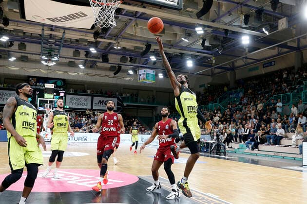 6 Matchday of the easyCredit BBL Basketball Bundesliga at Oberfrankenhalle in Bayreuth Season 2021 2022 Medi Bayreuth vs FC Bayern München Sacar Anim Medi Bayreuth 2 right Darrun Hilliard FC Bayern München 32 left