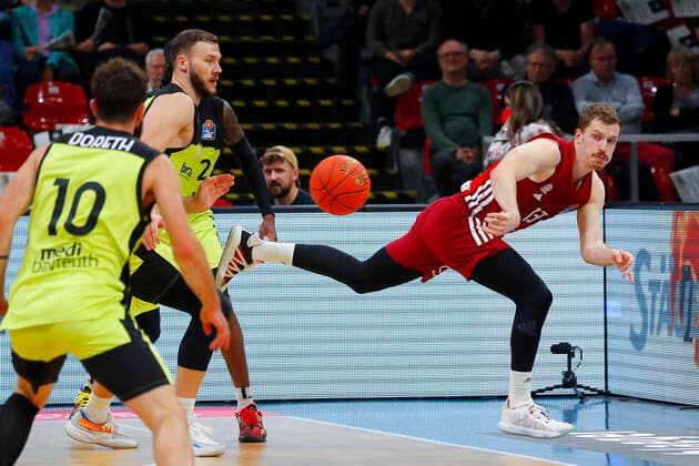 6 Matchday of the easyCredit BBL Basketball Bundesliga at Oberfrankenhalle in Bayreuth Season 2021 2022 Medi Bayreuth vs FC Bayern München Bastian Doreth Medi Bayreuth 10 left Andreas Obst FC Bayern München 13 right