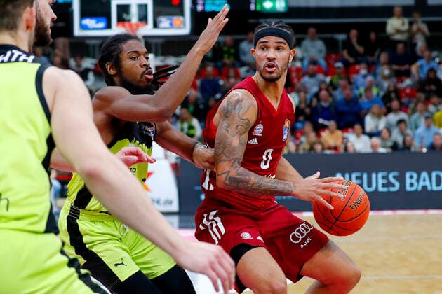 6 Matchday of the easyCredit BBL Basketball Bundesliga at Oberfrankenhalle in Bayreuth Season 2021 2022 Medi Bayreuth vs FC Bayern München Marcus Thornton Medi Bayreuth 3 left Nick Weiler Babb FC Bayern München 0 right