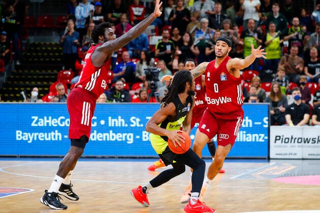 6 Matchday of the easyCredit BBL Basketball Bundesliga in the Oberfrankenhalle in Bayreuth Season 2021 2022 Medi Bayreuth vs FC Bayern München Marcus Thornton Medi Bayreuth 3 middle Othello Hunter FC Bayern München 8 left Nick Weiler Babb FC Bayern München 0 right