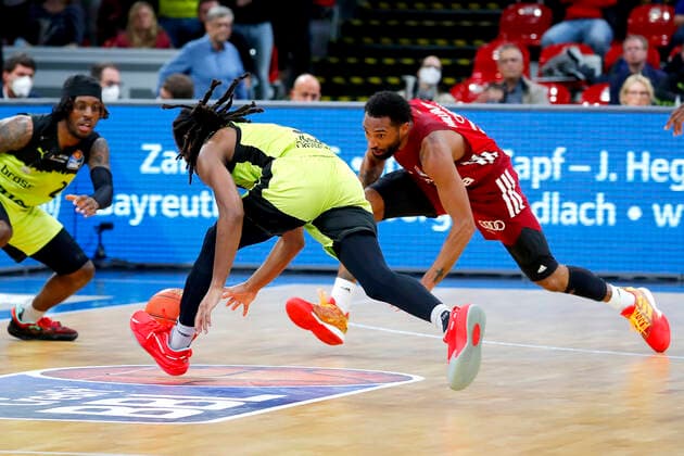 6 Matchday of the easyCredit BBL Basketball Bundesliga at Oberfrankenhalle in Bayreuth Season 2021 2022 Medi Bayreuth vs FC Bayern München Marcus Thornton Medi Bayreuth 3 left Darrun Hilliard FC Bayern München 32 right