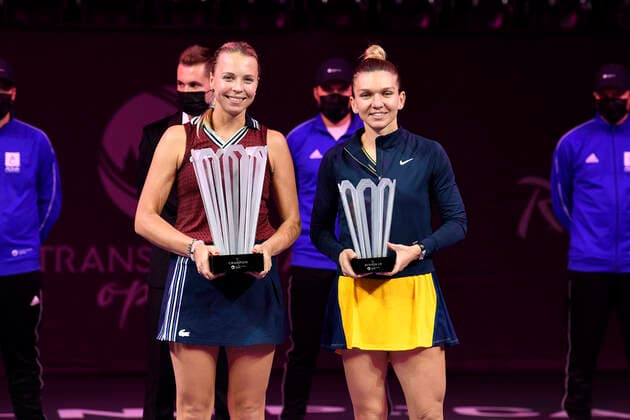 Finals WTA, Tennis Damen 250 Tennis: Transylvania Open Portraits of Anett Kontaveit and Simona Halep holding their trophies at the end of Transylvania Open WTA250 Tour held in Cluj-Napoca, 31 October 2021 Cluj-Napoca Romania  Copyright: xFlaviuxBuboix buboi-notitle211031_npF5j
